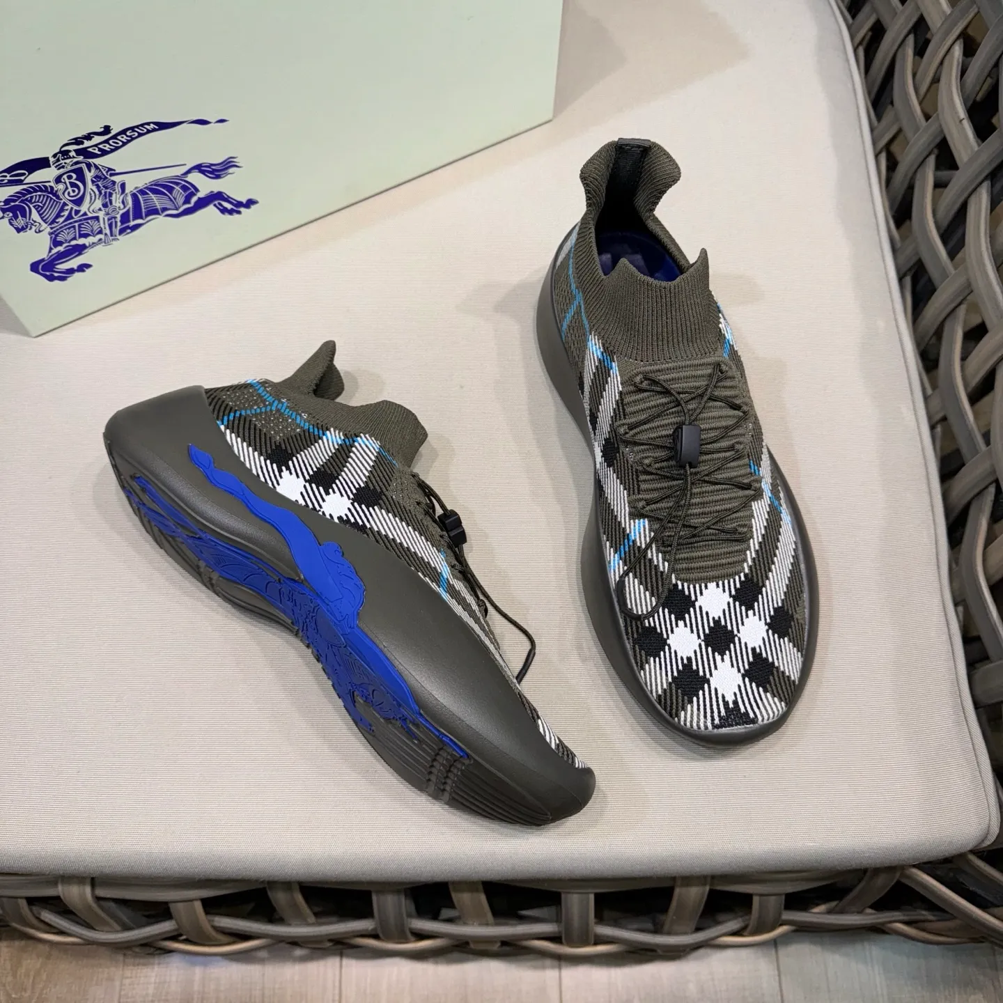 Men's shoes 💰480 [New style] 🐝🐝BURBERRY/Burberry plaid knitted Neptune sneakers｜With breathable sock-style upper｜Embellished with knitted Burberry plaid｜Leather lining Incorporated into a plaid lace design｜Equipped with B-shaped shield buckle｜The sole is decorated with a large wrapped equestrian knight logo (EKD)｜Round toe #drawstring closure#The sole is decorated with the equestrian knight logo (EKD)｜At least 50% of the main materials of the boutique are from renewable sources Size: 39-44 (45 custom-made)